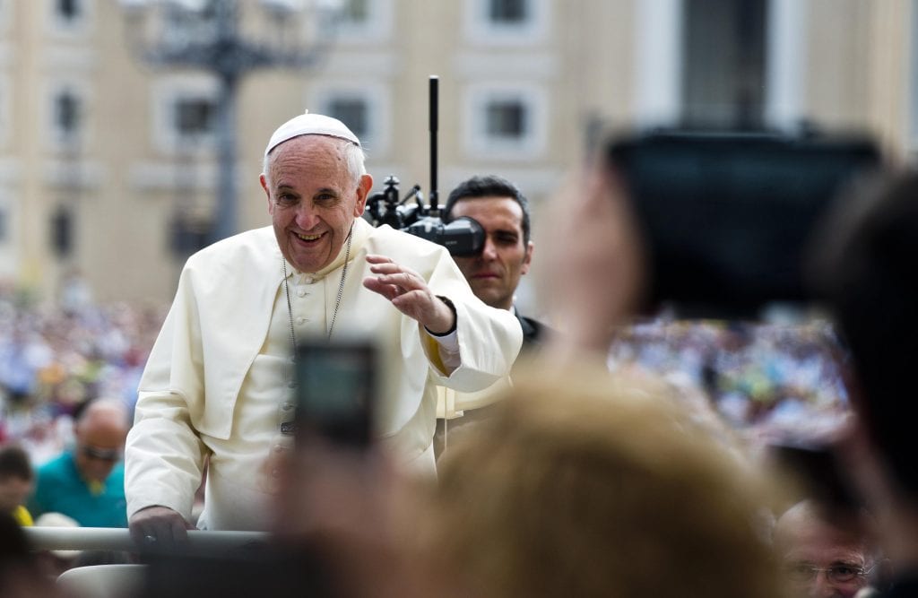 Roma 28 Maggio 2014.
Papa Francesco incontra migliaia di pellegrini in Piazza San Pietro nell' udienza generale.
Il Papa dei media device.