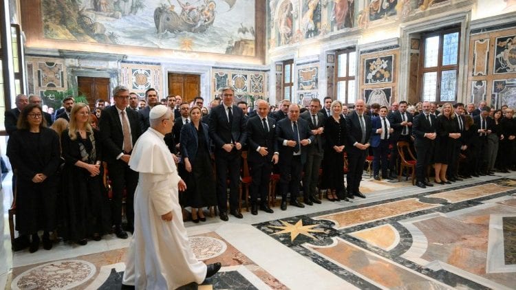 L'ingresso di Leone XIV nella Sala Clementina. 