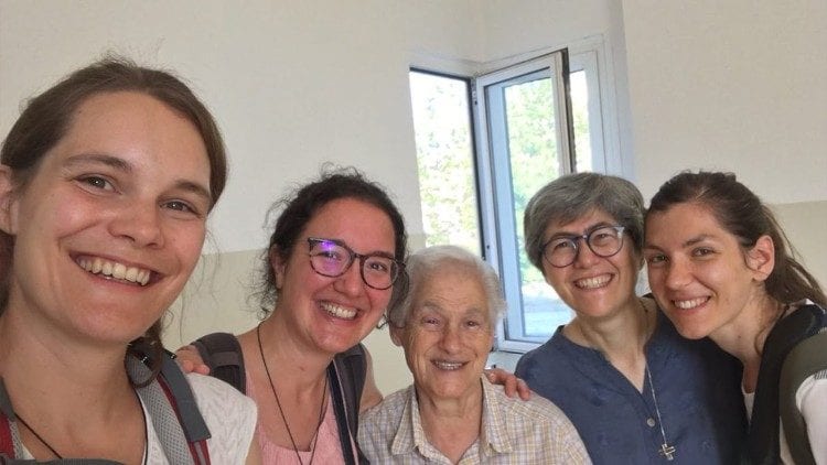 Suor Angela con le professe temporanee