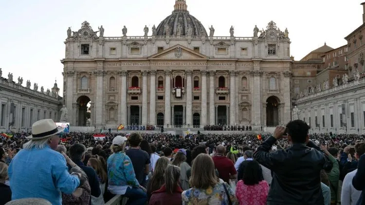 La folla in piazza San Pietro