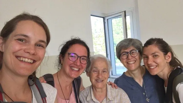 Suor Angela con le professe temporanee